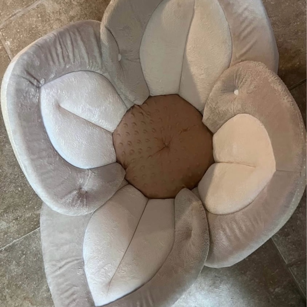 Plush Flower-Shaped Baby Bath